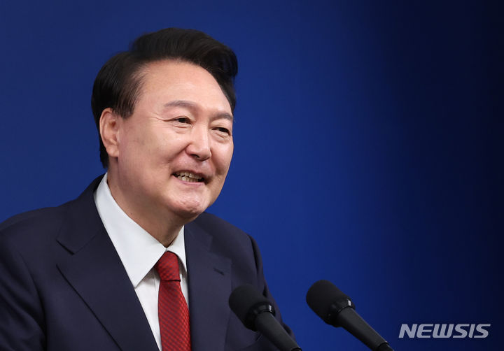 [서울=뉴시스] 조수정 기자 = 윤석열 대통령이 9일 서울 용산 대통령실 청사에서 열린 취임 2주년 기자회견에서 출입기자들의 질문에 답변하고 있다. 2024.05.09. chocrystal@newsis.com