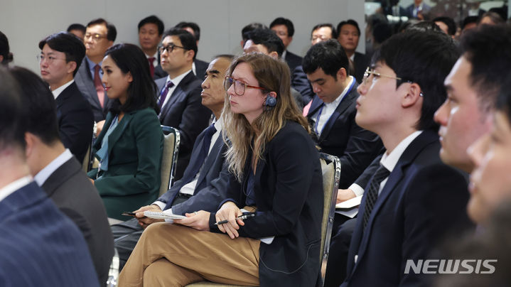 [서울=뉴시스] 조수정 기자 = 국내 출입기자 및 외신기자들이 9일 서울 용산 대통령실 청사에서 열린 윤석열 대통령 취임 2주년 기자회견에서 발언을 듣고 있다. 2024.05.09. chocrystal@newsis.com