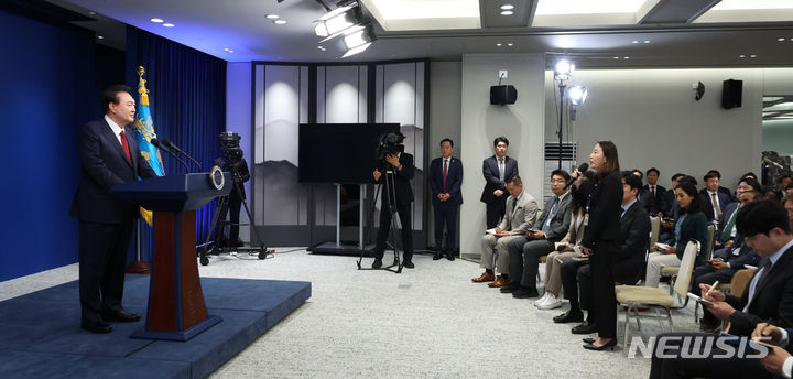 [서울=뉴시스] 조수정 기자 = 윤석열 대통령이 9일 서울 용산 대통령실 청사에서 열린 취임 2주년 기자회견에서 출입기자단 총간사인 뉴시스 박미영 기자(부장)의 질문을 듣고 있다. 2024.05.09. chocrystal@newsis.com