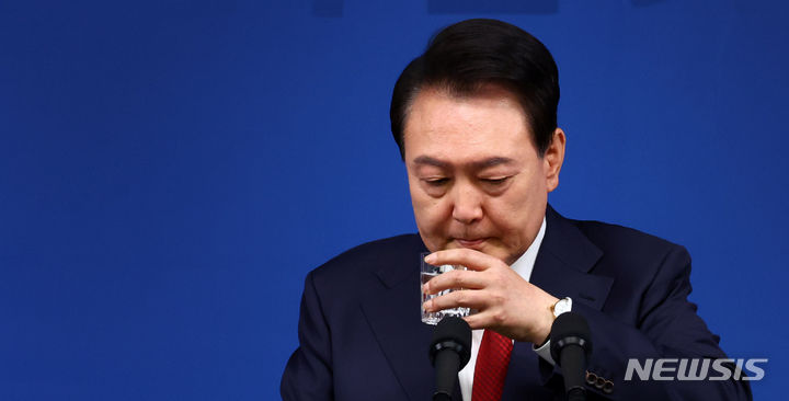 [서울=뉴시스] 전신 기자 = 윤석열 대통령이 9일 서울 용산 대통령실 청사에서 열린 취임 2주년 기자회견에서 목을 축이고 있다. 2024.05.09. photo1006@newsis.com