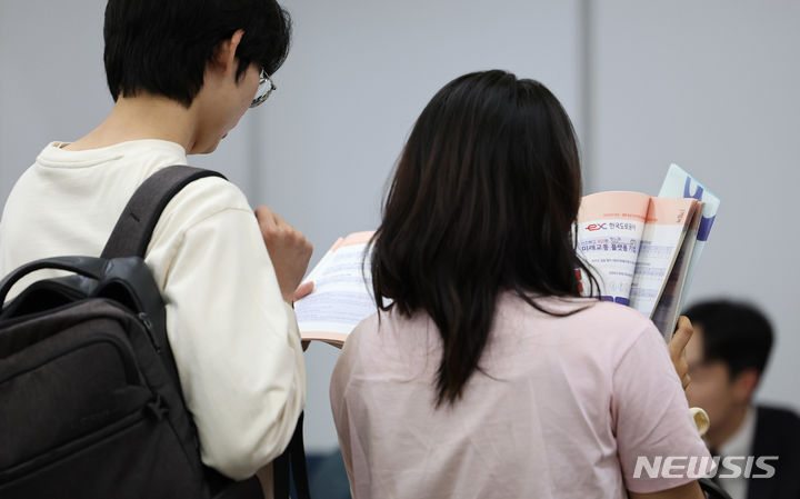 [대구=뉴시스] 이무열 기자 = 9일 대구 북구 경북대학교 글로벌플라자에서 열린 ‘2024 대구·경북 공공기관 지역인재 합동 채용설명회’를 찾은 취업 준비생들이 채용상담 순서를 기다리고 있다. 2024.05.09. lmy@newsis.com