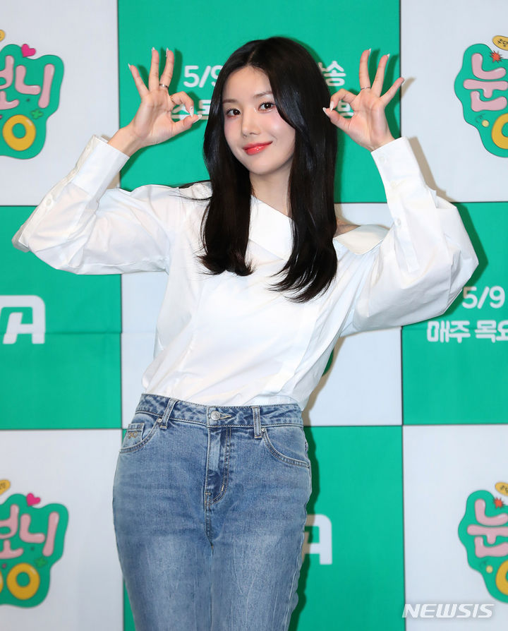 [서울=뉴시스] 김혜진 기자 = 가수 권은비가 9일 오후 서울 마포구 아만티 서울에서 열린 ENA 새 예능 프로그램 '눈떠보니 OOO' 제작발표회에서 포즈를 취하고 있다. '눈떠보니 OOO'는 어느 날 갑자기 OOO의 삶을 살게 된 스타들의 우당탕탕 리얼 일상 생존기. 9일(오늘) 오후 9시 첫 방송된다. 2024.05.09. jini@newsis.com