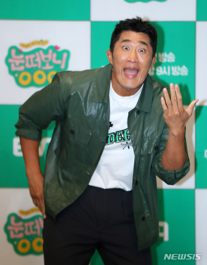 [서울=뉴시스] 김혜진 기자 = 방송인 김동현이 9일 오후 서울 마포구 아만티 서울에서 열린 ENA 새 예능 프로그램 '눈떠보니 OOO' 제작발표회에서 포즈를 취하고 있다. '눈떠보니 OOO'는 어느 날 갑자기 OOO의 삶을 살게 된 스타들의 우당탕탕 리얼 일상 생존기. 9일(오늘) 오후 9시 첫 방송된다. 2024.05.09. jini@newsis.com