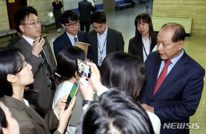 [서울=뉴시스] 조성봉 기자 = 황우여 국민의힘 비상대책위원장이 9일 오후 서울 여의도 국회에서 열린 국민의힘 2024 원내대표 선출 당선자총회에서 잠시 나와 취재진의 질문에 답변하고 있다.  2024.05.09. suncho21@newsis.com