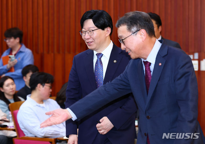 [서울=뉴시스] 김근수 기자 = 김소영 금융위원회 부위원장이 지난 9일 오후 서울 영등포구 금융투자협회에서 열린 대체거래소(ATS·Alternative Trading System) 운영방안 세미나장으로 입장하고 있다. 2024.05.09. ks@newsis.com