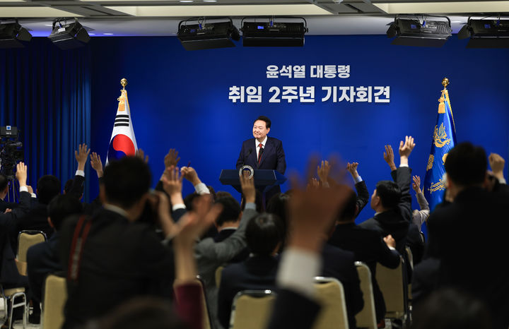 [서울=뉴시스] 윤석열 대통령이 9일 서울 용산 대통령실 청사 브리핑룸에서 취임 2주년 기자회견을 하고 있다. (사진=대통령실 제공) 2024.05.09. photo@newsis.com *재판매 및 DB 금지