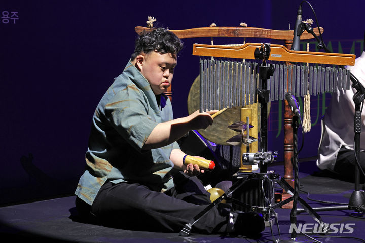 [서울=뉴시스] 박진희 기자 = 장애인사물놀이연주단 '땀띠' 멤버 조형곤이 9일 서울 중구 국립극장 하늘극장에서 2023-2024 국립극장 레퍼토리시즌 '땀띠 날다 20년' 기자간담회에 앞서 연주를 하고 있다. 올해 창단 20주년인 국악연주단 '땀띠'는 자폐성장애, 지적장애, 뇌병변장애 등 다른 유형의 장애를 가진 청년연주자 4명으로 구성되어 있으며, 오는 31일부터 6월 2일까지 국립극장 하늘극장에서 공연 예정이다. 2024.05.09. pak7130@newsis.com