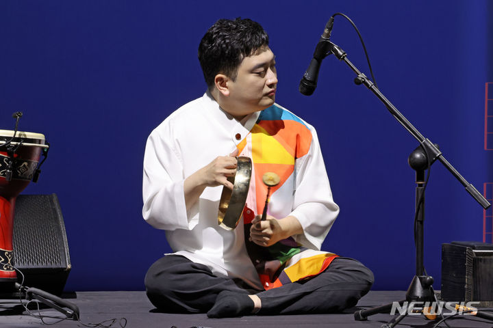 [서울=뉴시스] 박진희 기자 = 장애인사물놀이연주단 '땀띠' 멤버 이석현이 9일 서울 중구 국립극장 하늘극장에서 2023-2024 국립극장 레퍼토리시즌 '땀띠 날다 20년' 기자간담회에 앞서 연주를 하고 있다. 올해 창단 20주년인 국악연주단 '땀띠'는 자폐성장애, 지적장애, 뇌병변장애 등 다른 유형의 장애를 가진 청년연주자 4명으로 구성되어 있으며, 오는 31일부터 6월 2일까지 국립극장 하늘극장에서 공연 예정이다. 2024.05.09. pak7130@newsis.com