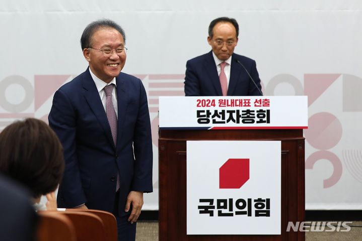 [서울=뉴시스] 조성봉 기자= 추경호 국민의힘 신임 원내대표가 9일 국회에서 열린 제22대 원내대표 선출 당선자총회에서 당선 소감을 밝히며 윤재옥 전 원내대표에게 감사 인사를 하고 있다.(공동취재) 2024.05.09. photo@newsis.com