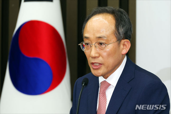[서울=뉴시스] 조성봉 기자= 추경호 국민의힘 신임 원내대표가 9일 국회에서 열린 제22대 원내대표 선출 당선자총회에서 당선 인사를 하고 있다.(공동취재) 2024.05.09. photo@newsis.com