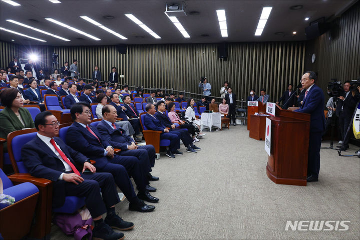 [서울=뉴시스] 조성봉 기자= 추경호 국민의힘 신임 원내대표가 9일 국회에서 열린 제22대 원내대표 선출 당선자총회에서 당선 인사를 하고 있다.(공동취재) 2024.05.09. photo@newsis.com