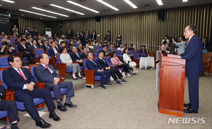 [서울=뉴시스] 조성봉 기자= 추경호 국민의힘 신임 원내대표가 9일 국회에서 열린 제22대 원내대표 선출 당선자총회에서 당선 인사를 하고 있다.(공동취재) 2024.05.09. photo@newsis.com
