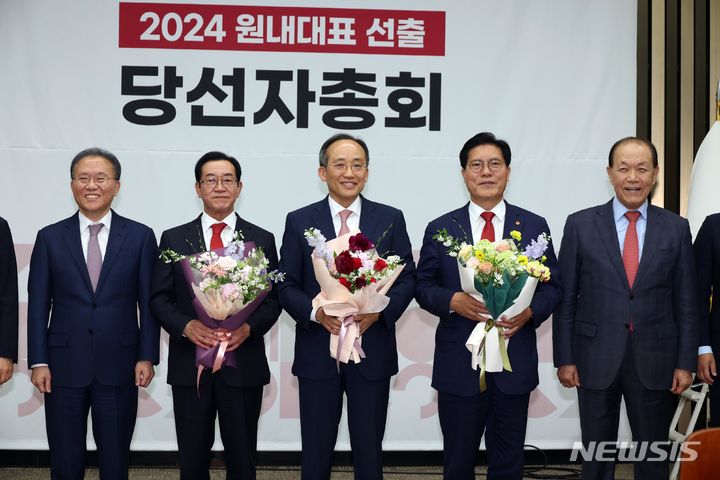[서울=뉴시스] 조성봉 기자= 추경호 국민의힘 신임 원내대표가 9일 국회에서 열린 제22대 원내대표 선출 당선자총회에서 당선 확정 후 꽃다발을 들고 기념촬영을 하고 있다. 왼쪽부터 윤재옥 전 원내대표, 이종배 후보, 추 신임 원내대표, 송석준 후보, 황우여 비상대책위원장. (공동취재) 2024.05.09. photo@newsis.com