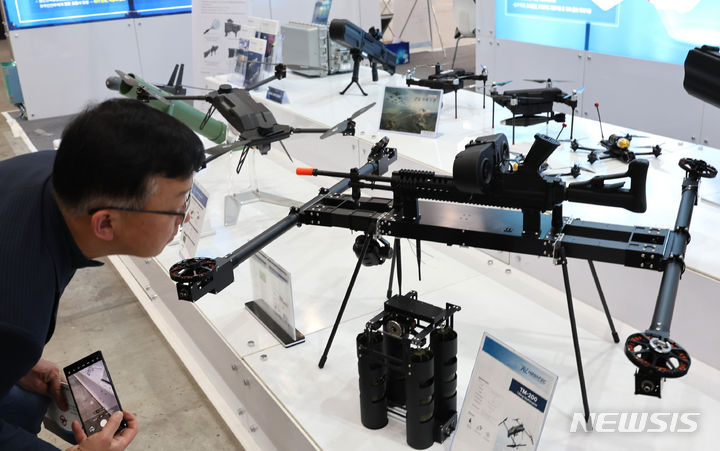 [인천=뉴시스] 전진환 기자 = 2024 대한민국 드론 박람회가 열린 9일 오후 인천 연수구 송도컨벤시아에서 한 관람객이 군사용 드론을 살펴보고 있다. 2024.05.09. amin2@newsis.com
