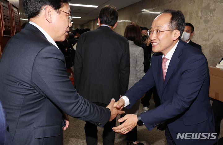 [서울=뉴시스] 조성봉 기자= 추경호 국민의힘 신임 원내대표가 9일 서울 여의도 국회에서 열린 제22대 원내대표 선출 당선자총회에서 당선 확정 후 당선인들과 악수하고 있다.&nbsp; (공동취재) 2024.05.09. photo@newsis.com