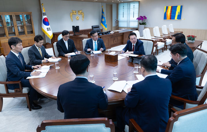 [서울=뉴시스] 윤석열 대통령이 9일 서울 용산 대통령실 청사에서 열린 제1차 경제이슈점검회의를 주재하고 있다. 왼쪽 앞부터 시계방향으로 이복현 금융감독원장,김주현 금융위원장, 이창용 한국은행 총재, 최상목 경제부총리 겸 기획재정부 장관, 윤 대통령, 정진석 비서실장, 성태윤 정책실장, 박춘섭 경제수석, 김범석 경제금융비서관. (사진=대통령실 제공) 2024.05.09. photo@newsis.com *재판매 및 DB 금지