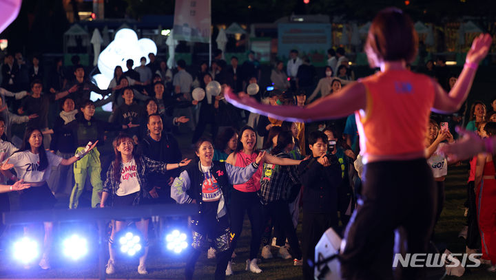 [서울=뉴시스] 김선웅 기자 = 9일 서울시청 광장에서 시민들이 서울시가 운영하는 '운동하는 서울광장' 프로그램에 참여해 줌바댄스를 추고 있다.   도심 속 광장에서 운동을 즐길 수 있는 시민 참여형 생활체육 프로그램 '운동하는 서울광장'은 줌바 댄스, 서킷 트레이닝, 핏 댄스 등 메인 운동과 운동처방소, 운동왕 선발 등으로 구성됐으며 5월 9일부터 혹서기 7~8월을 제외한 10월까지 운영된다. 참가 신청은 공식 홈페이지나 당일 현장 접수를 통해 가능하다. 2024.05.09. mangusta@newsis.com