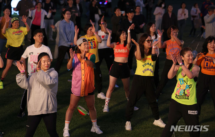 [서울=뉴시스] 김선웅 기자 = 9일 서울시청 광장에서 시민들이 서울시가 운영하는 '운동하는 서울광장' 프로그램에 참여해 줌바댄스를 추고 있다.   도심 속 광장에서 운동을 즐길 수 있는 시민 참여형 생활체육 프로그램 '운동하는 서울광장'은 줌바 댄스, 서킷 트레이닝, 핏 댄스 등 메인 운동과 운동처방소, 운동왕 선발 등으로 구성됐으며 5월 9일부터 혹서기 7~8월을 제외한 10월까지 운영된다. 참가 신청은 공식 홈페이지나 당일 현장 접수를 통해 가능하다. 2024.05.09. mangusta@newsis.com