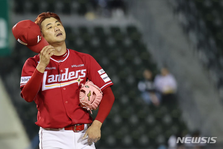 [서울=뉴시스] 김근수 기자 = 9일 오후 서울 송파구 잠실야구장에서 열린 2024 KBO리그 SSG 랜더스와 LG 트윈스의 경기, 7회말 1사 만루 상황에서 SSG 선발 김광현이 LG 박동원에게 볼넷을 내주고 역전을 허용하자 아쉬워하고 있다. 2024.05.09. ks@newsis.com