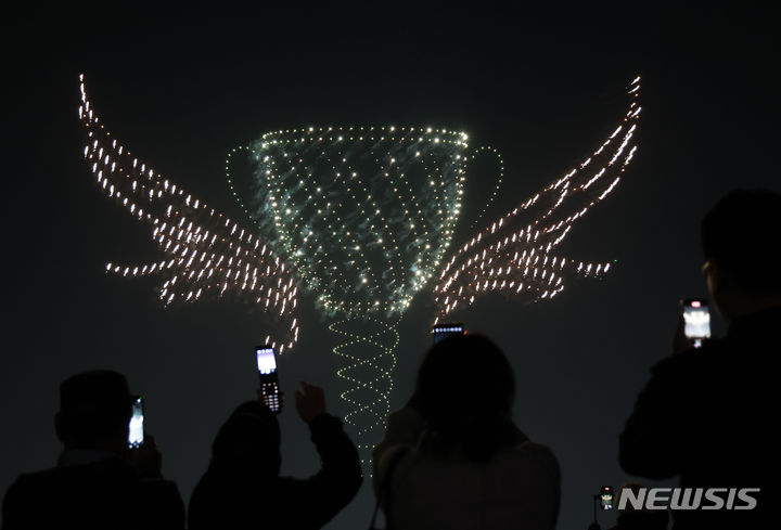 [인천=뉴시스] 전진환 기자 = 2024 월드 드론 라이트쇼가 진행된 9일 오후 인천 연수구 송도 달빛공원에서 불꽃 드론 1,068대가 군집비행쇼를 펼쳐지고 있다. 2024.05.09. amin2@newsis.com