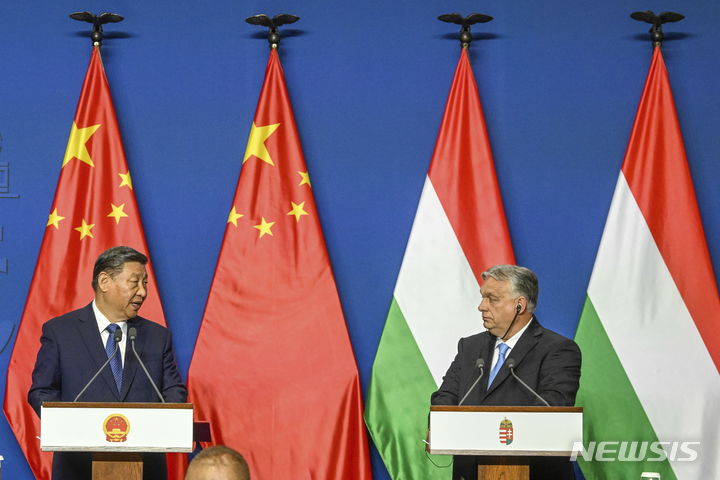 [부다페스트=AP/뉴시스] 시진핑(왼쪽) 중국 국가주석과 빅토르 오르반 헝가리 총리가 9일(현지시간) 헝가리 부다페스트 총리실에서 정상회담을 한 뒤 공동 기자회견을 하고 있다. 이들은 양국 관계를 신시대 전전후 포괄적 전략 동반자 관계로 격상했다. 2024.05.10.