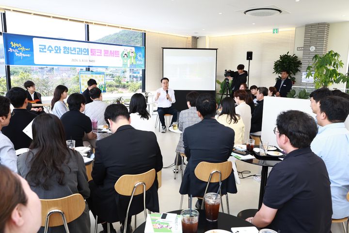 [광주=뉴시스] 구복규 화순군수는 지난 8일 화순읍 한 카페에서 지역에 거주하거나 활동하고 있는 청년들이 참석한 가운데 ‘군수와 청년과의 토크 콘서트’를 개최했다. (사진=화순군 제공). 2024.05.10. photo@newsis.com *재판매 및 DB 금지