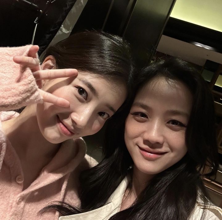 [서울=뉴시스] 수지(왼쪽), 탕웨이. (사진=탕웨이 인스타그램 캡처) 2024.05.10. photo@newsis.com *재판매 및 DB 금지