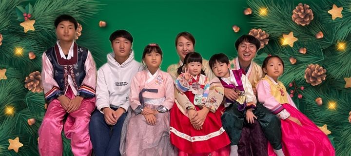 [서울=뉴시스] 제19회 입양의 날에 보건복지부 장관 표창을 받은 장성우씨 가족. 장씨는 4명의 자녀 출산 후 2명을 입양했다. (사진=장성우씨 제공) 2024.05.10. photo@newsis.com *재판매 및 DB 금지