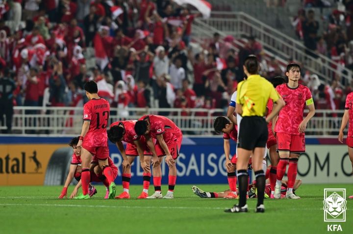 [서울=뉴시스] 한국 남자 축구 대표팀은 지난 26일 카타르 도하의 압둘라 빈 칼리파 스타디움에서 열린 '2024 AFC A-23 아시안컵' 8강전에서 승부차기 끝에 인도네시아에  패배했다.  (사진=대한축구협회 제공) 2024.04.26. *재판매 및 DB 금지