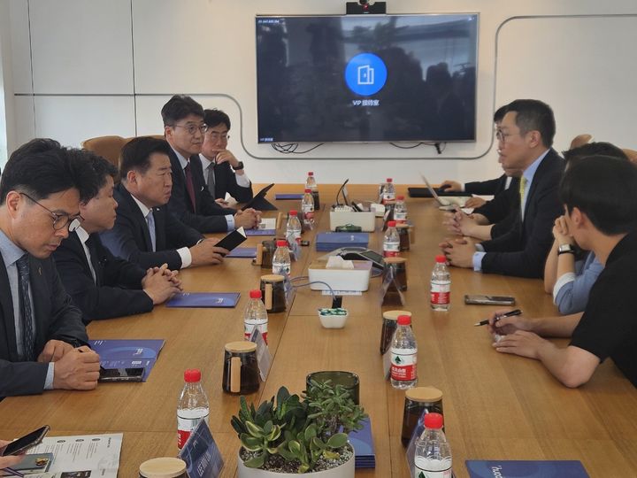 [제주=뉴시스] 오영훈 제주도지사 등 제주 방문단이 지난 9일 포니.ai 스마트시티플랫폼에서 포니.ai 측과 자율주행 분야 교류협력 방안을 논의하고 있다. (사진=제주도 제공) 2024.05.10. photo@newsis.com *재판매 및 DB 금지