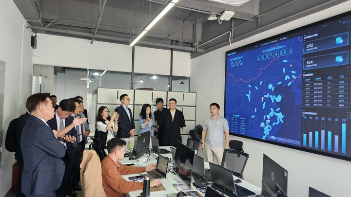 [제주=뉴시스]&nbsp; 오영훈 제주도지사 등 제주 방문단이 지난 9일 중국 광저우시 포니.ai R&D센터에서 자율주행차량 운영 현황에 대한 설명을 듣고 있다. (사진=제주도 제공) 2024.05.10.&nbsp; *재판매 및 DB 금지