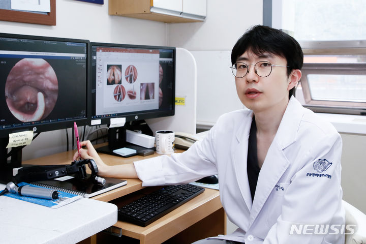 [서울=뉴시스]김수일 강동경희대병원 이비인후과 교수가 음성질환에 대해 설명하고 있다. (사진= 강동경희대병원 제공) 2024.05.10. photo@newsis.com. 