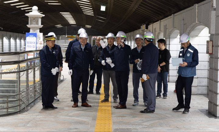 [서울=뉴시스]백호 서울교통공사 사장, 3호선 경복궁역 메트로미술관 철거 공사 현장점검. 2024.05.10. (사진=서울교통공사 제공) *재판매 및 DB 금지