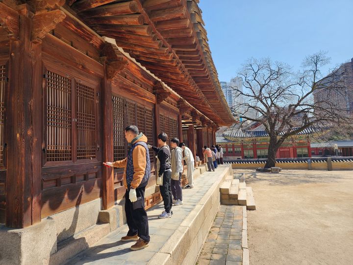 [서울=뉴시스] 덕수궁 내 자원봉사활동 (사진=문화재청 제공) 2024.05.10. photo@newsis.com *재판매 및 DB 금지