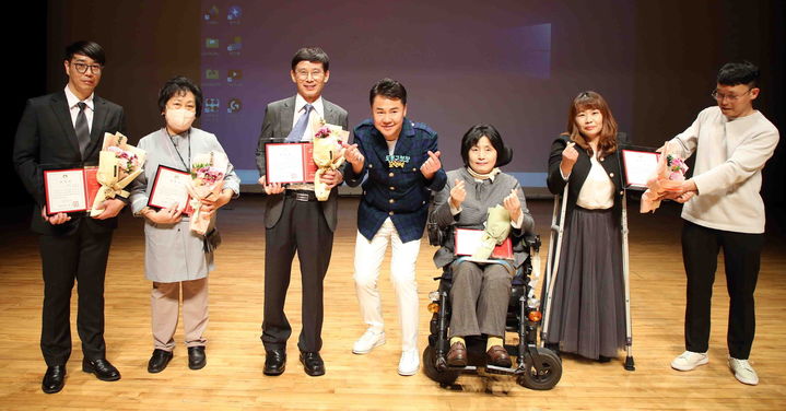 [서울=뉴시스] 오언석 도봉구청장은 지난 4월 19일 제44회 장애인의 날 기념행사에서 장애인 복지에 힘써 온 유공자에게 표창을 수여했다. 2024.05.10. (사진=도봉구 제공) *재판매 및 DB 금지