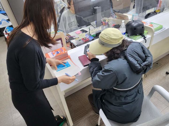 [서울=뉴시스]위기가구 신고자가 포상금 신청서를 작성하고 있다. 2024.05.10. (사진=구로구 제공) *재판매 및 DB 금지