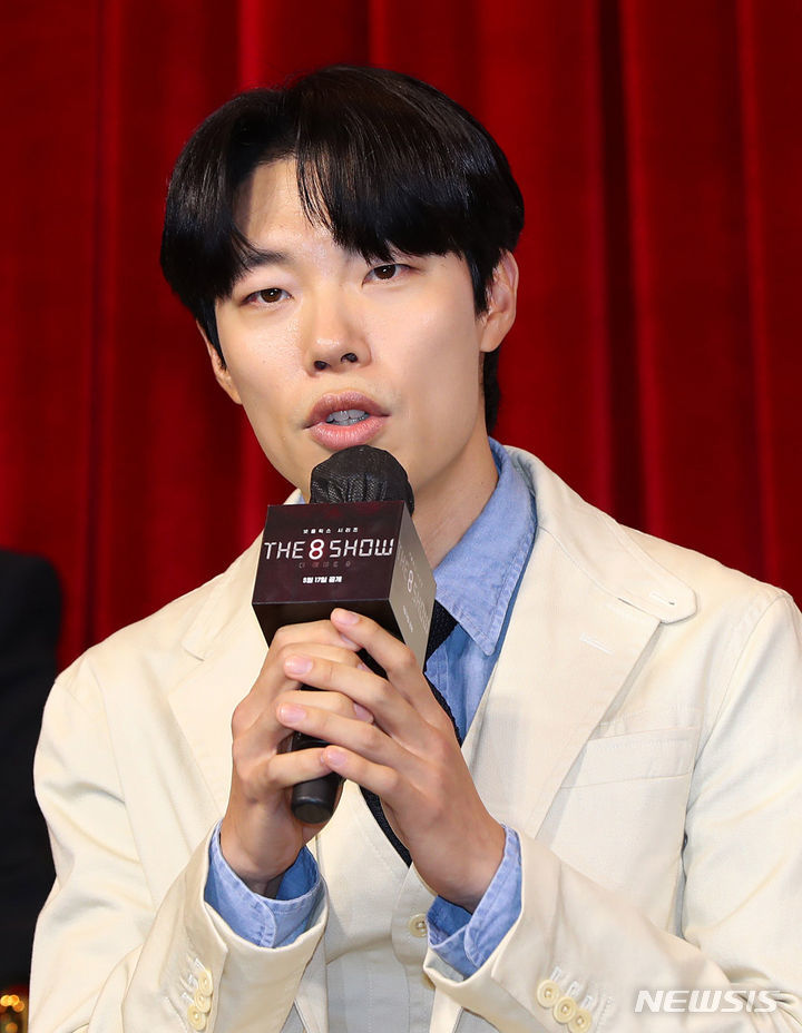 [서울=뉴시스] 김혜진 기자 = 배우 류준열이 10일 오전 서울 중구 앰배서더 서울 풀만 호텔에서 열린 넷플릭스 시리즈 '더 에이트 쇼(The 8 Show)' 제작발표회에서 취재진의 질문에 대답하고 있다. 2024.05.10. jini@newsis.com *재판매 및 DB 금지