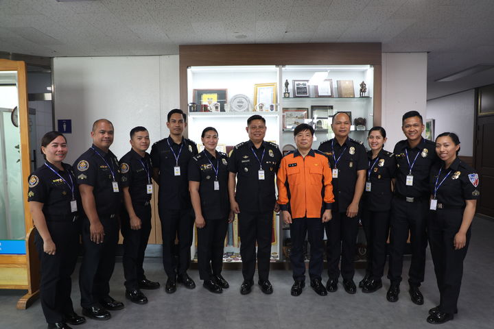 [수원=뉴시스] 경기도소방학교를 찾은 필리핀 소방국 소속 소방공무원들이 구조·구급 관련 대응 기술을 경험하고 있다. (사진=경기도소방재난본부 제공) 2024.5.11. photo@newsis.com *재판매 및 DB 금지