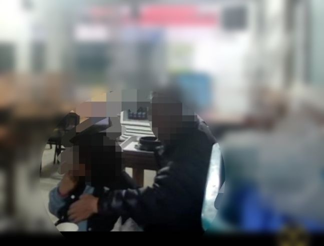 [서울=뉴시스] 80대 노인이 강제 추행하는 모습. (사진=보배드림) *재판매 및 DB 금지