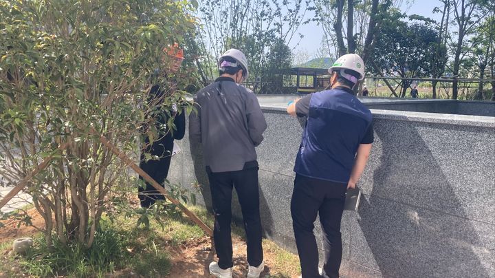 [서울=뉴시스] 전남도와 무안군 관계자들이 역대급 하자 논란이 발생한 '힐스테이트 오룡'에 대해 긴급 품질점검을 하고 있다. (사진=전남도 제공) 2024.05.17. photo@newsis.com *재판매 및 DB 금지