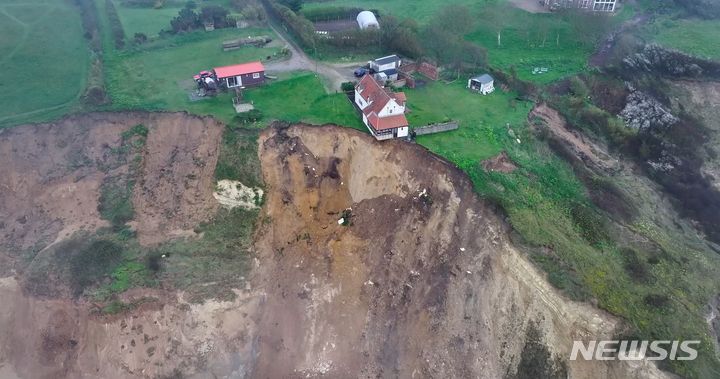 절벽 가장자리에 위태롭게 매달려 화제가 됐던 영국의 한 주택이 결국 철거되게 됐다. 출처 : @CambsNews *재판매 및 DB 금지