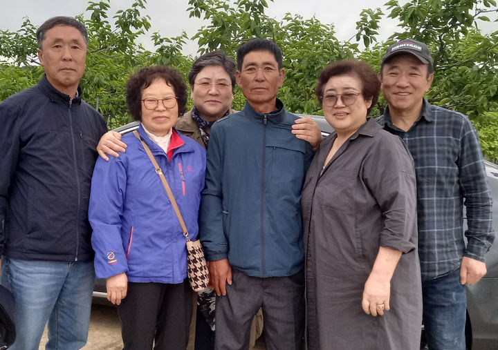 [장성=뉴시스] 전남 장성경찰서 직원들의 도움으로 56년 만에 헤어진 형제들을 찾은 A(오른쪽 세번째)씨가 가족들과 기념사진을 찍고 있다. (사진 = 장성경찰서 제공) 2024.05.10. photo@newsis.com *재판매 및 DB 금지