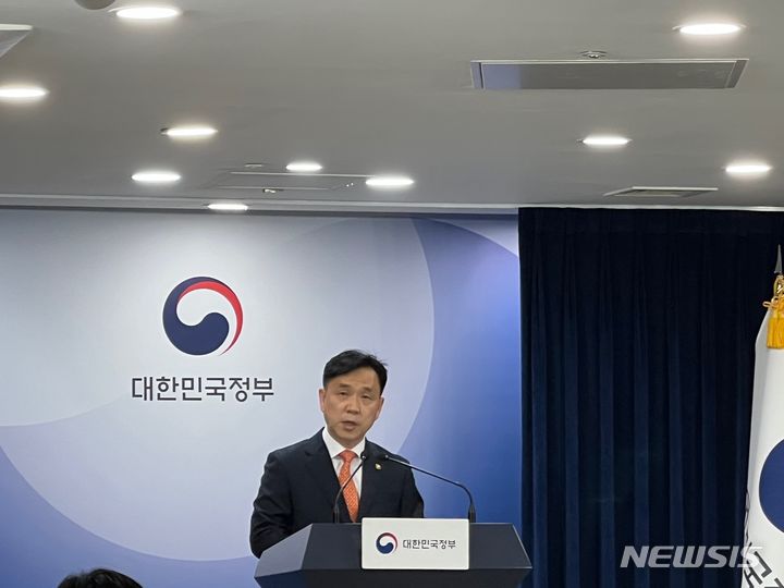 [서울=뉴시스]강도현 과학기술정보통신부 제2차관이 10일 정부서울청사에서 네이버의 라인야후 지분 매각 사태 관련 긴급 브리핑을 진행하고 있다. (사진=심지혜 기자)