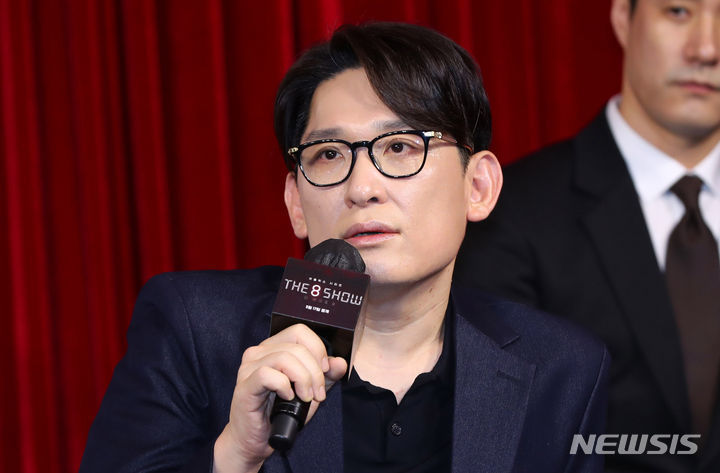 [서울=뉴시스] 김혜진 기자 = 한재림 감독이 10일 오전 서울 중구 앰배서더 서울 풀만 호텔에서 열린 넷플릭스 시리즈 '더 에이트 쇼(The 8 Show)' 제작발표회에서 인사말을 하고 있다. 2024.05.10. jini@newsis.com *재판매 및 DB 금지