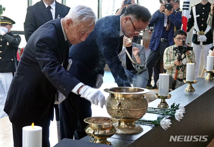 [제주=뉴시스] 오영재 기자 = 10일 오후 국립제주호국원에서 열린 고 문형순 서장 안장식에서 강순주(왼쪽) 생존자와 김창범 제주4·3유족회장이 분향하고 있다.고 문형순 서장은 70여 년 전 제주4·3 당시 아무런 이유 없이 군경에 붙잡힌 강순주씨 등 제주 양민 200여명에 대한 총살 명령을 '부당함으로 불이행'이라고 거부해 생명을 구해냈다. 일제강점기 독립운동과 광복 이후 6·25전쟁에도 참전한 바 있다. 2024.05.10. oyj4343@newsis.com 