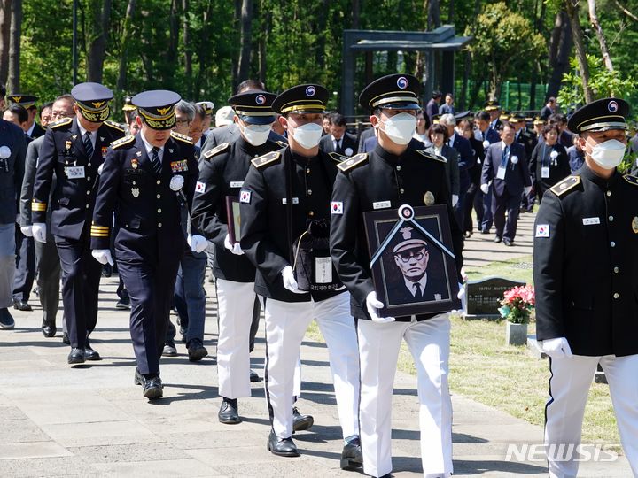 [제주=뉴시스] 오영재 기자 = 10일 오후 국립제주호국원에서 고 문형순 서장 안장식이 거행되고 있다. 고 문형순 서장은 70여 년 전 제주4·3 당시 아무런 이유 없이 군경에 붙잡힌 제주 양민 200여명에 대한 총살 명령을 '부당함으로 불이행'이라고 거부해 생명을 구해냈다. 일제강점기 독립운동과 광복 이후 6·25전쟁에도 참전한 바 있다. 2024.05.10. oyj4343@newsis.com 