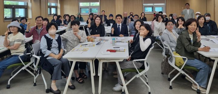 [대구=뉴시스] 대구시 달서구는 평생학습관에서 '2024 달서50+평생대학' 입학식을 개최했다. (사진=대구시 달서구 제공) 2024.05.10. photo@newsis.com *재판매 및 DB 금지