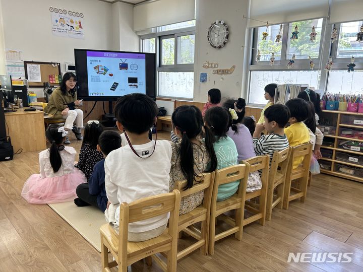 [음성=뉴시스] 권신혁 기자 = 4일 김문수 더불어민주당 의원실이 교육부로부터 제공받은 자료에 따르면 올해 유치원 학부모부담금은 원아 1인당 국공립 1만552원, 사립 19만9362원으로 평균 8만4293원이었다. 지난해에 비해 각각 38.3%, 25.1% 늘어 평균 20.0% 증가한 셈이다. (사진=음성교육지원청 제공) 2024.05.10. photo.newsis.com