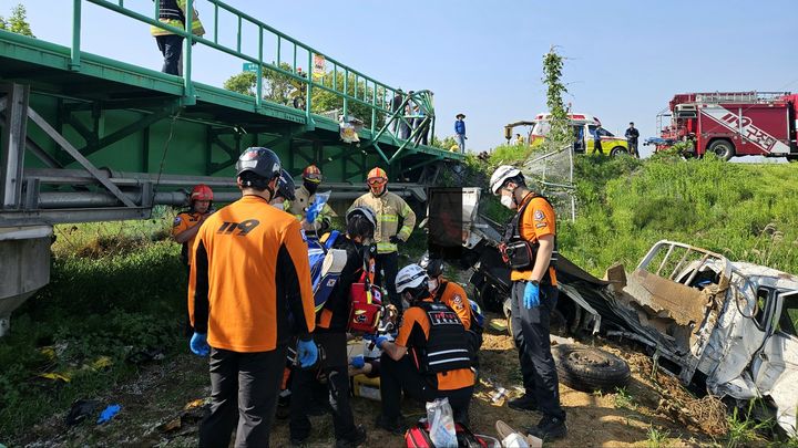 [대구=뉴시스] 10일 오후 3시34분께 경북 경주시 사벌국면 원흥리의 한 철길 건널목에서 영주발 김천행 무궁화호 열차와 1t 포터 트럭이 충돌했다. (사진=경북소방본부 제공) 2024.05.10. photo@newsis.com *재판매 및 DB 금지