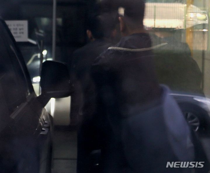 [청주=뉴시스] 10일 오후 충북 청주흥덕경찰서에서 형사를 사칭해 지구대에서 개인 정보를 빼낸 60대 용의자가 14일만에 체포돼 유치장으로 들어가고 있다. *재판매 및 DB 금지